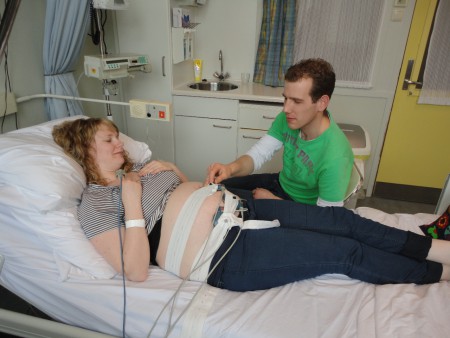 oh dit is een beetje mislukte foto zie ik al wel,maar hier lig ik in Zwolle aan het CTG,met charmante assistent Menno